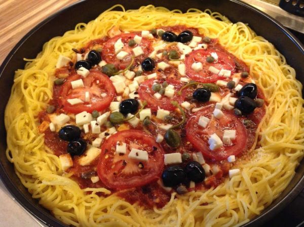 Блюдо из спагетти с сыром и помидорами (Спагетти пицца)