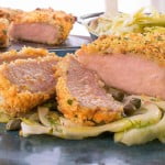 Хрустящие свиные отбивные с салатом из фенхеля