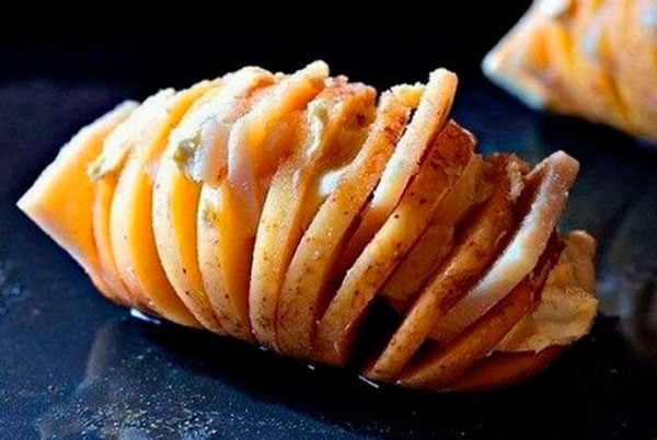 Картофель в духовке с начинкой из сала